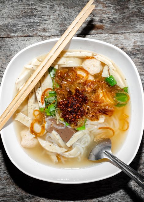 Kuay jab peppery broth with pork, crispy onions and rice noodles