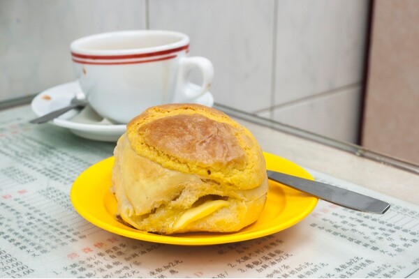 Hong Kong street food - pineapple bun