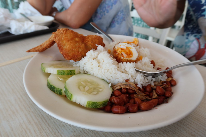 nasi lemak - best hawker food in Singapore