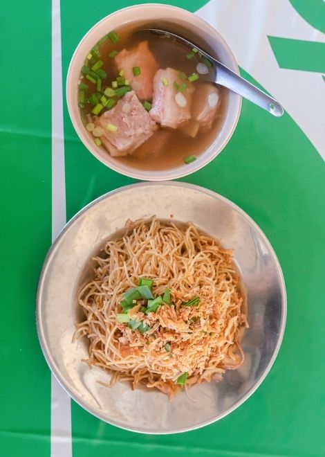 A deceivingly simple bowl of Phuketian soy sauce mee hoon noodles with pork broth. 