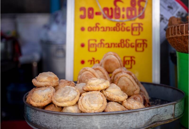 what to eat in Yangon - samosa