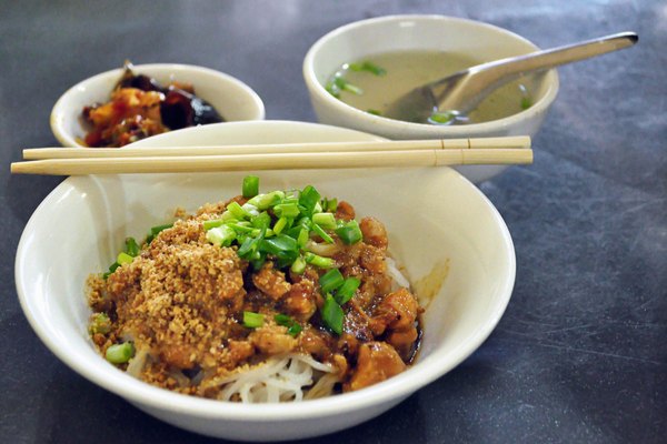 what to eat in Yangon - Shan noodles