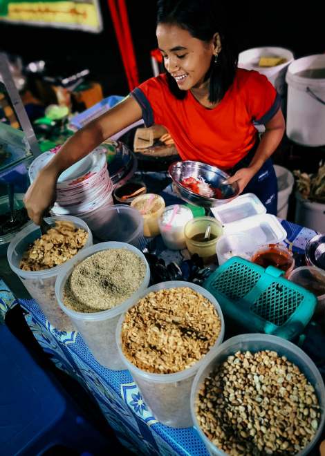 Learn how mohinga noodles are made in Yangon